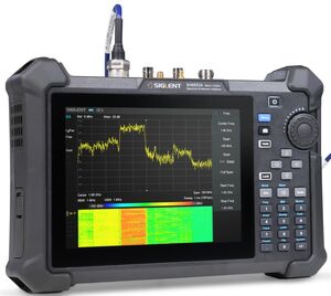 Lo strumento portatile Siglent SHA800A in modalità analizzatore di spettro