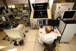 Un laboratorio per misure elettronica di Thales Alenia Space - Manuel Blondeau © THALES